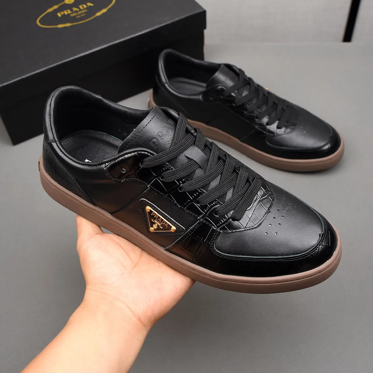 PP420❣️❣️❣️Prada set off the audience! Prada, an international brand that is constantly innovating, this men's casual shoe, the original version, made of cowhide leather at a ratio of one to one at the store, with leather feet and rubber non-slip outsole, breathable and comfortable, quality speaks for itself👄38-44